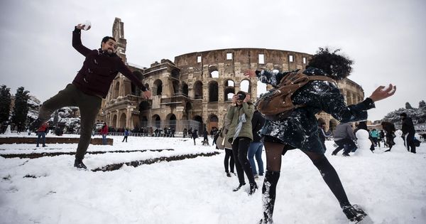 Foto: Uno de los emblemas de Europa, el Coliseo Romano, completamente cubierto de nieve. (EFE)