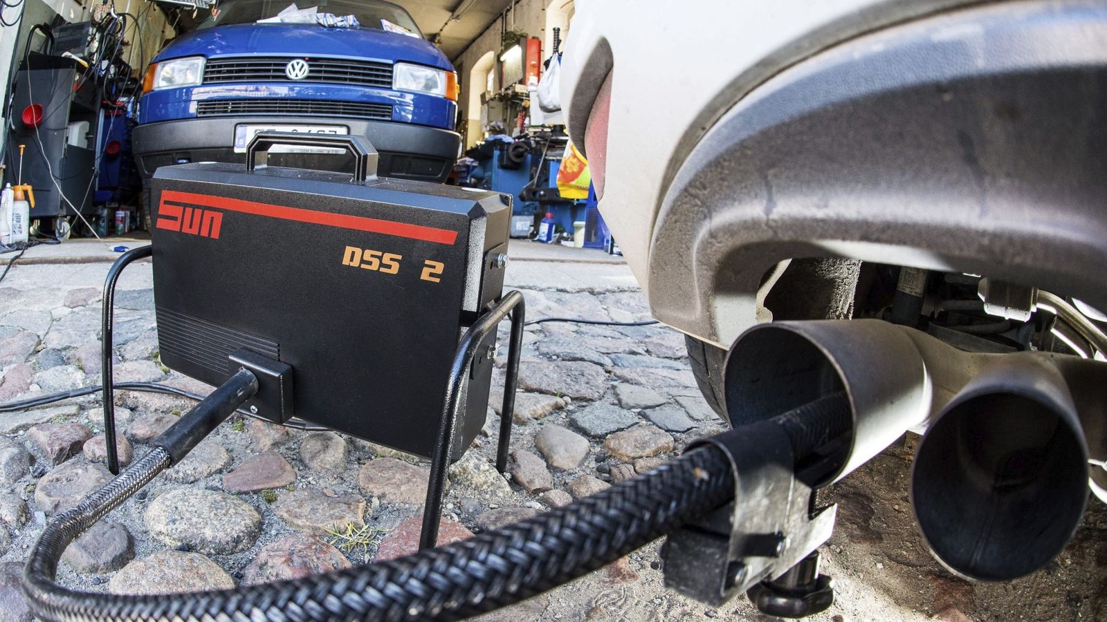 Foto: Medición de emisiones de CO2 en un Volkswagen Golf 2.0 TDI. (EFE)