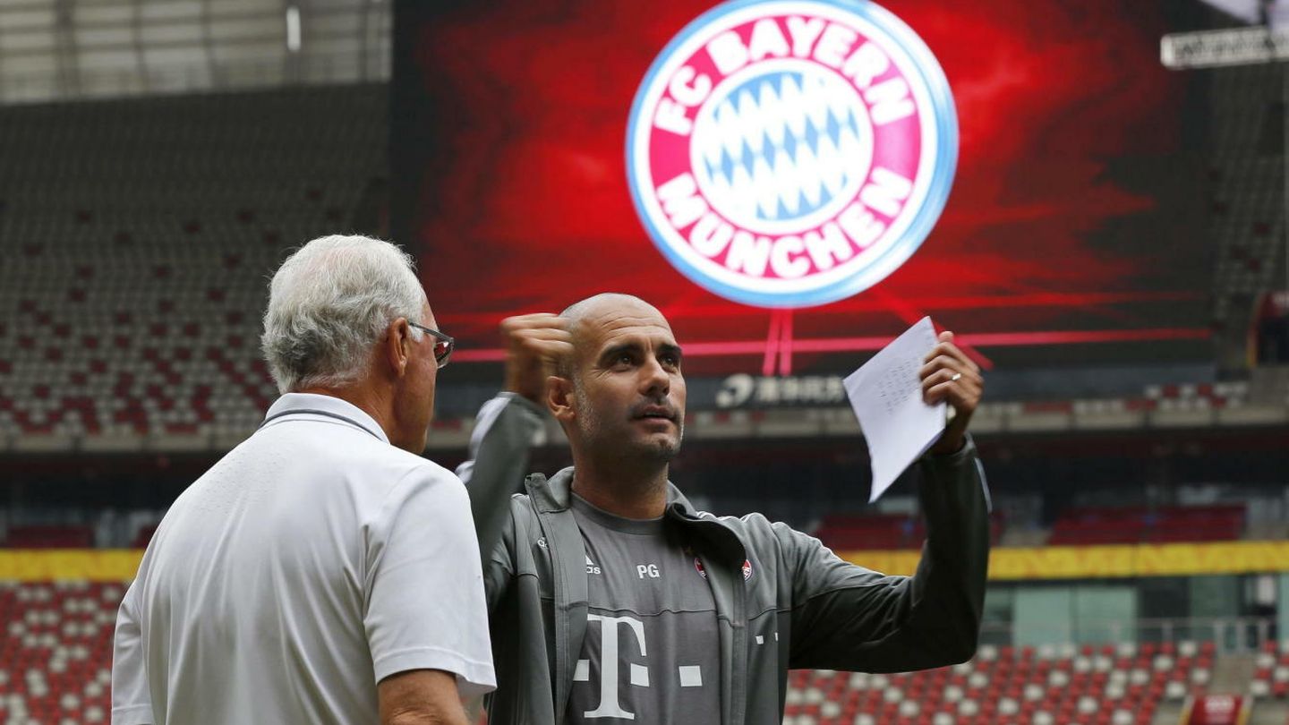 Pep Guardiola habla con Frank Beckenbauer durante un entrenamiento del Bayern. (EFE)