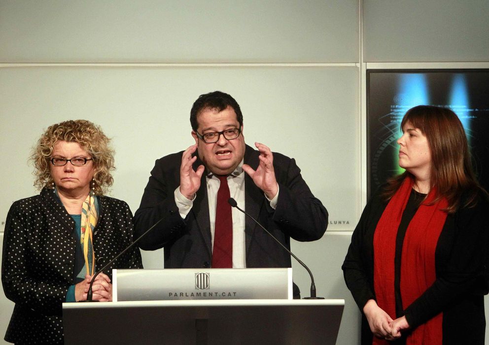 Foto: Marina Geli, Joan Ignasi Elena y Núria Ventura rompen la disciplina de voto del PSC. (EFE)