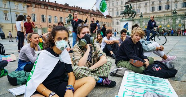 Foto: Manifestantes durante un acto de la semana del clima en Turín. (EFE)