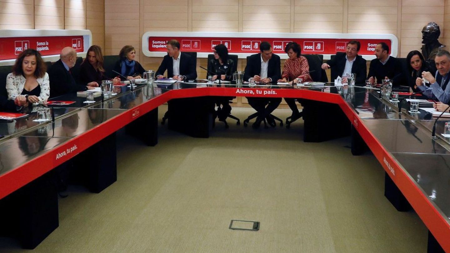 Pedro Sánchez encabeza la reunión de la comisión permanente de la ejecutiva federal, este 12 de enero en Ferraz. (EFE)