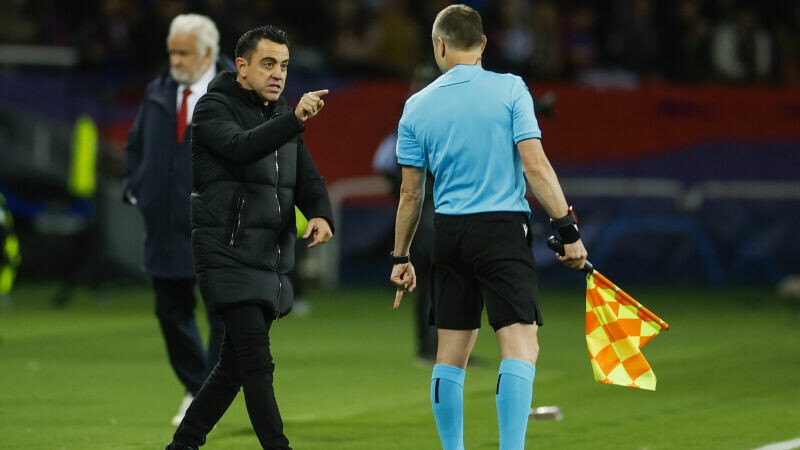 Foto de Xavi estalla contra el árbitro por expulsar a Araújo: Eres un desastre 