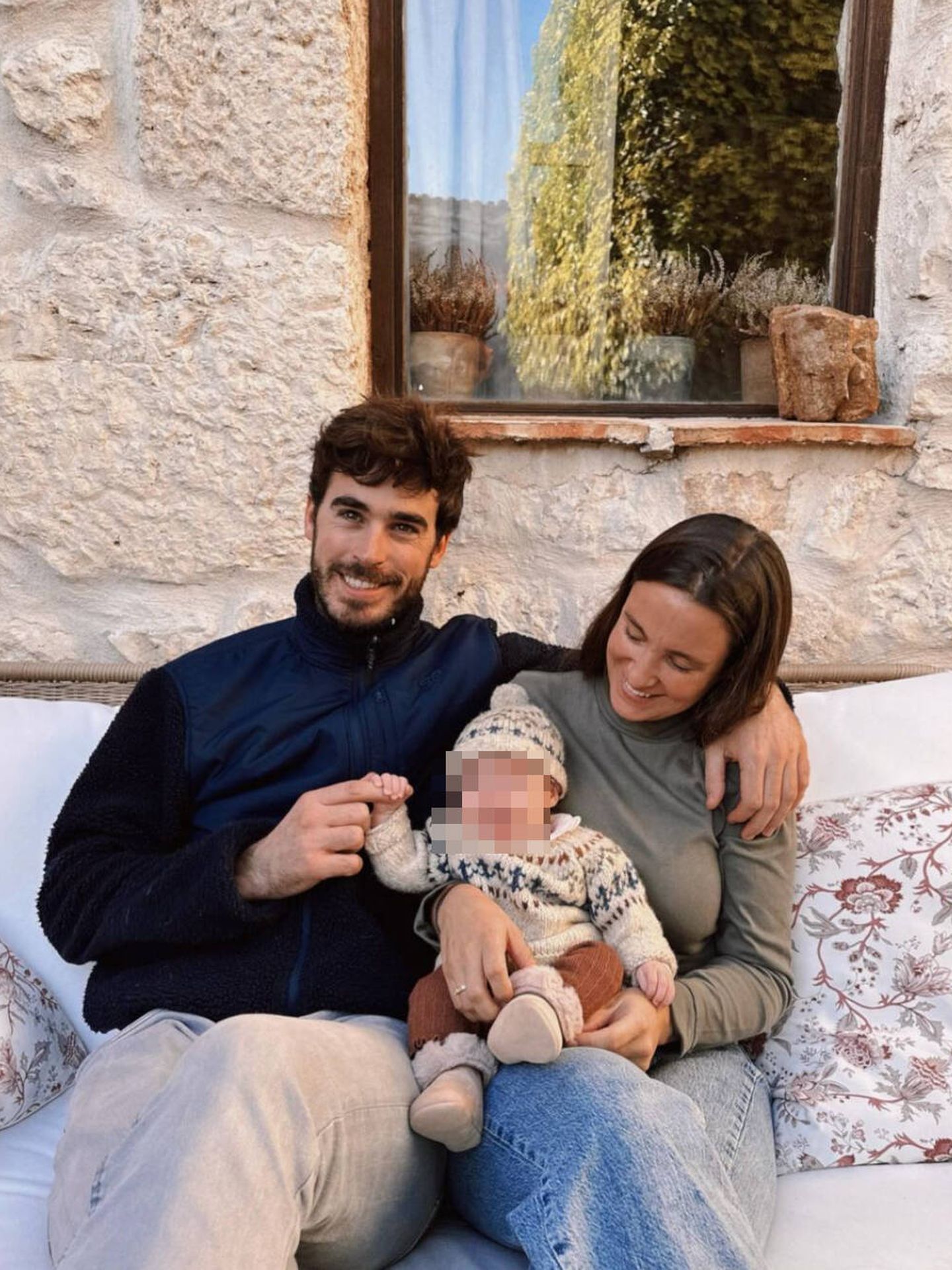 Marta Pombo y su pareja Zama, junto a su hija. (Instagram/@mpombor)