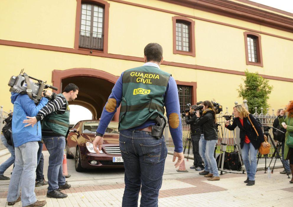 Foto: Agentes de la UCO de la Guardia Civil protegen la salida de un vehículo en la sede de la Diputación Provincial de Sevilla. (EFE)