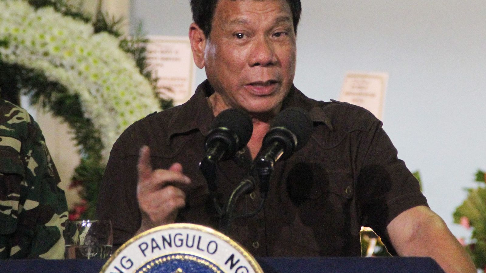 Foto: El presidente filipino, Rodrigo Duterte, lee la lista de autoridades acusadas de vínculos con el narcotráfico. (EFE)