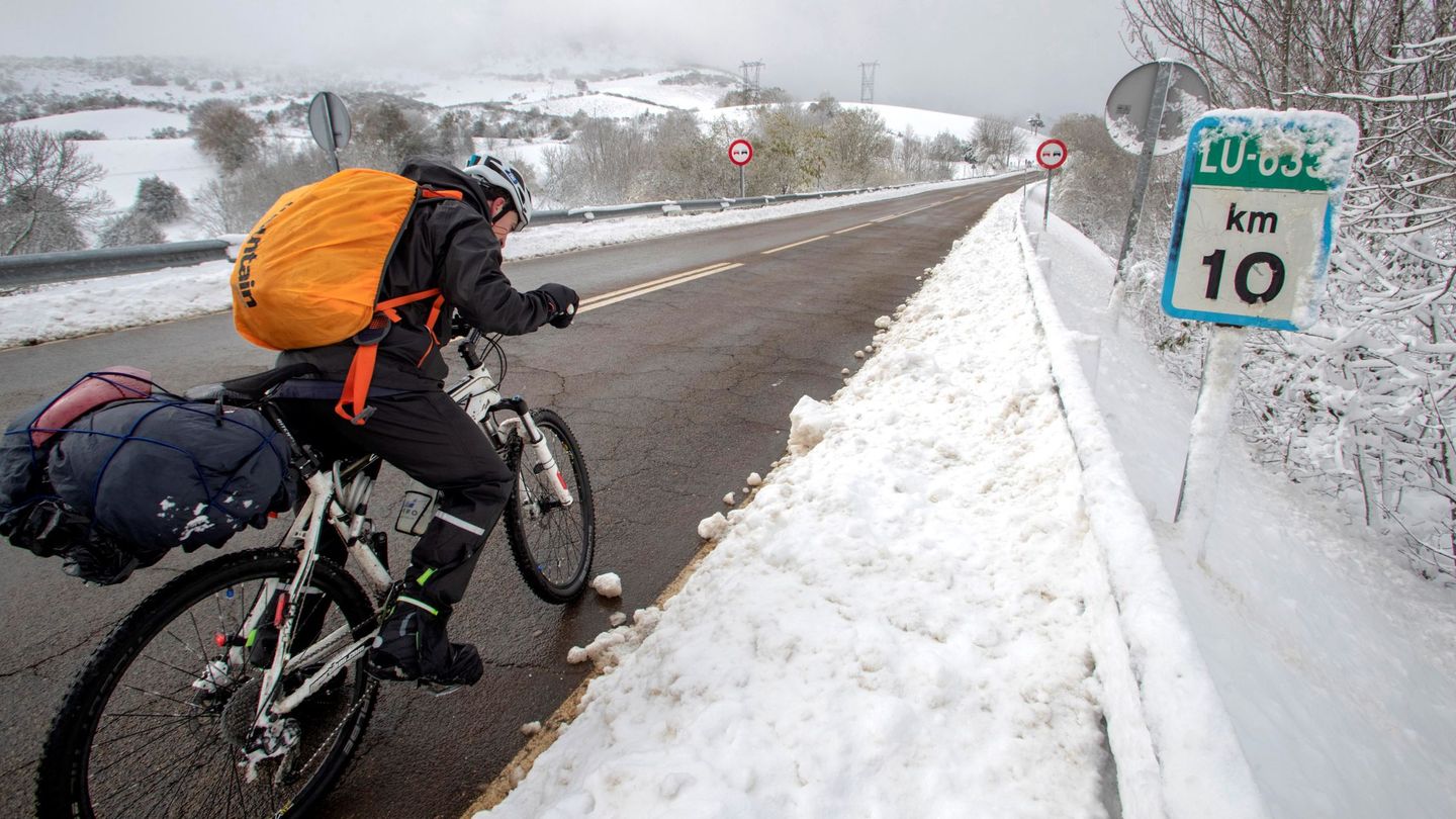 Un peregrino de Valladolid circula con su bicicleta por el kilómetro 10 de la carretera LU-663 (EFE)