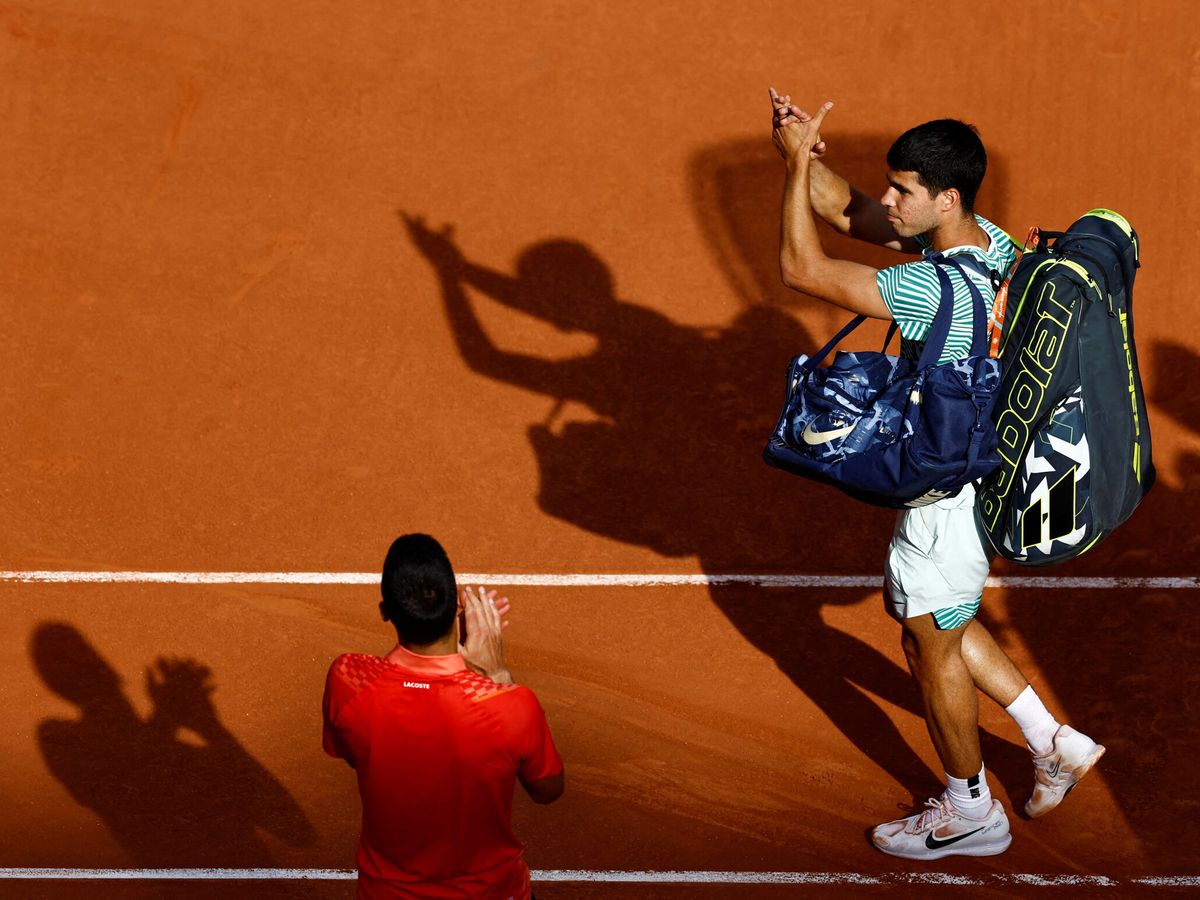 Foto: Novak Djokovic aplaude a Carlos Alcaraz tras la final de Roland Garros. (Reuters/Clodagh Kilcoyne).