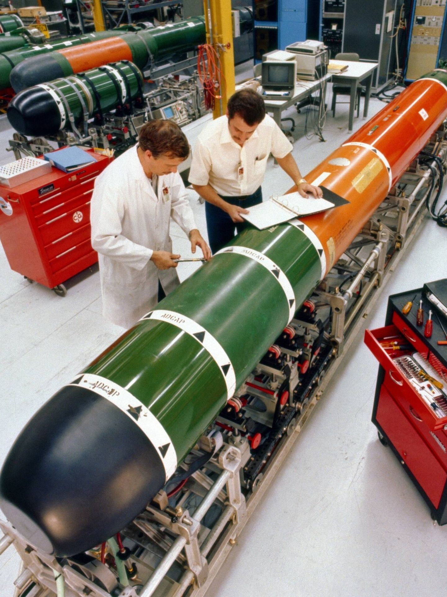 Foto de 1982 del mantenimiento de un torpedo Mk 48.