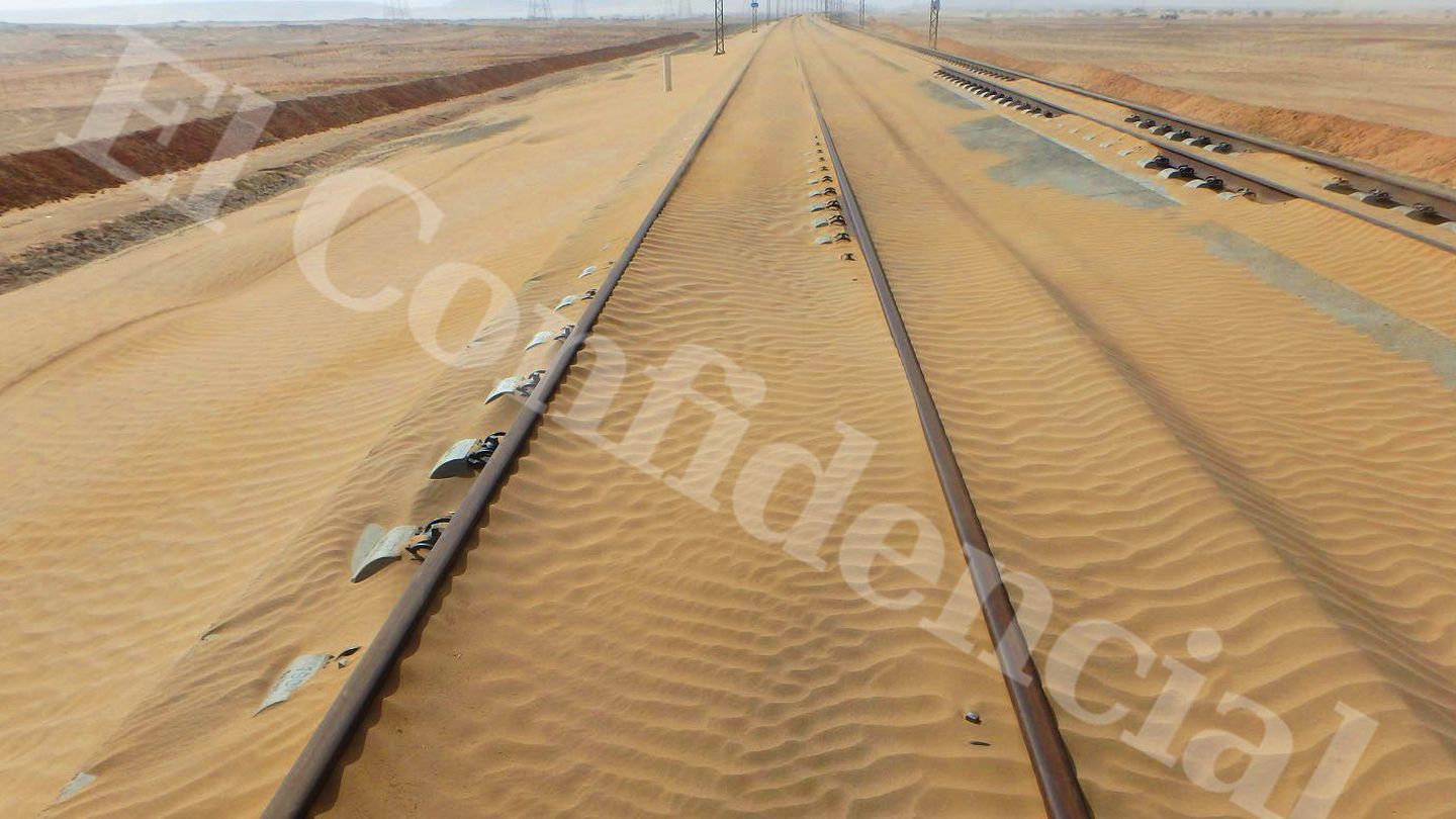 Pinche sobre la foto para ver 'En imágenes: La arena invade tramos del AVE Medina-La Meca'