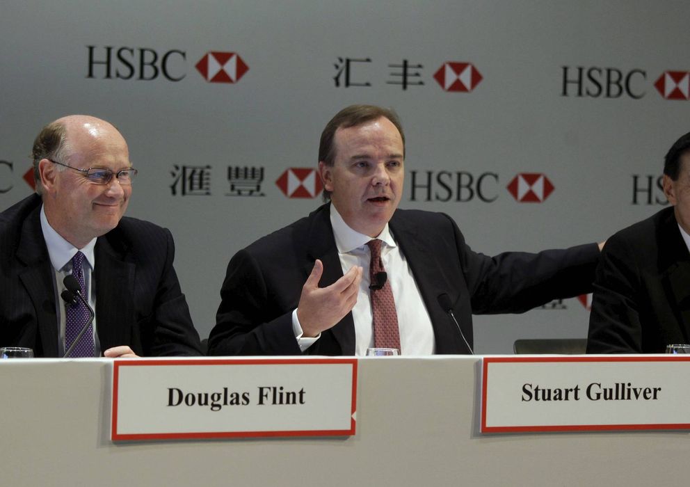 Foto: El consejero delegado de HSBC, Stuart Gulliver, el presidente del grupo, Douglas Flint, y y el director ejecutivo del HSBC en Asia-Pacífico, Peter Wong. (EFE/Ym Yik)