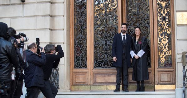 Foto: El presidente del Parlament, Roger Torrent, junto a la decana del Colegio de Abogados de Barcelona, Maria Eugenia Gay. (EFE)