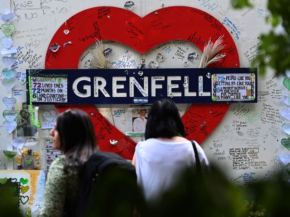 Foto: La gente recuerda las vidas perdidas en el muro de Grenfell, en Londres. (EFE/Andy Rain)