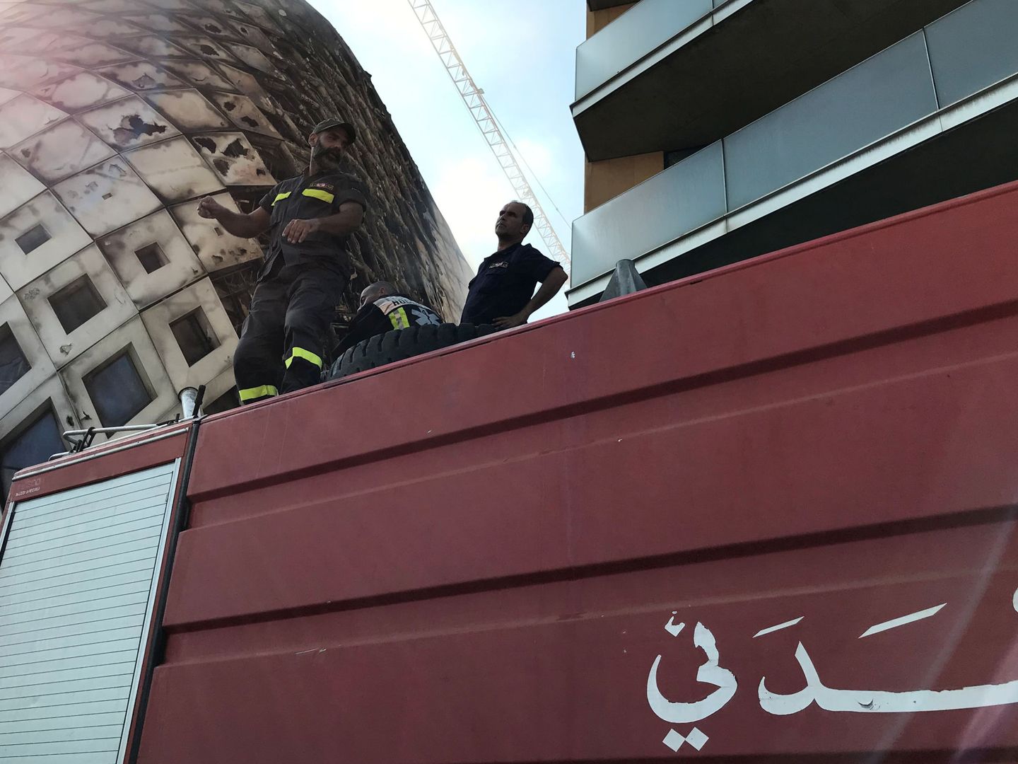 Servicios de bomberos trabajan para apagar el incendio de un edificio en Beirut. (Reuters)