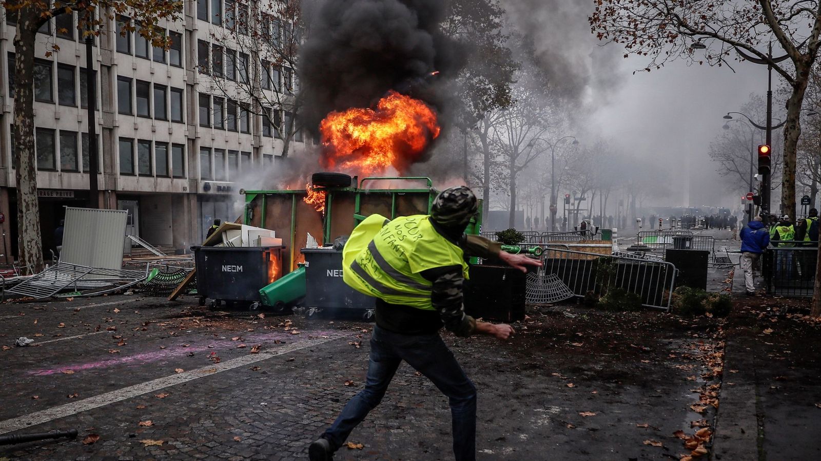 Foto: Un manifestante de los autodenominados chalecos amarillos se enfrenta a los agentes en París. (EFE)
