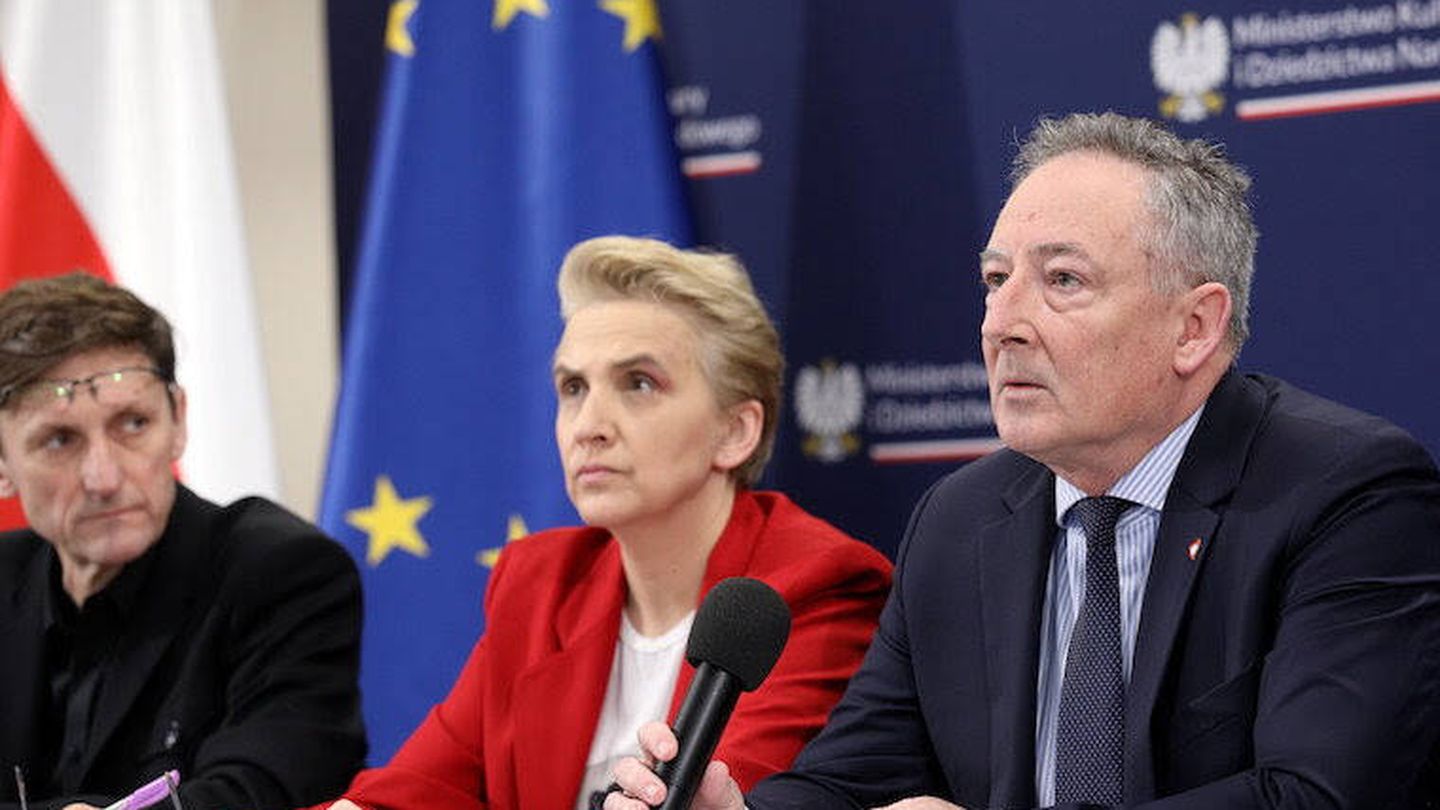 El ministro de Cultura Bartłomiej Sienkiewicz anuncia cambios en el medio de comunicación estatal TVP en una conferencia en Varsovia, en febrero de 2024. (Adam Stepien / Agencja Wyborcza)