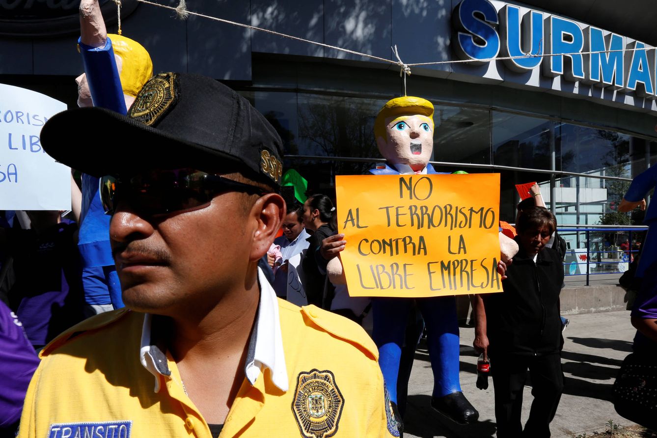 Una piñata que representa a Donald Trump durante una protesta ante un concesionario de Ford, en Ciudad de México. (Reuters)