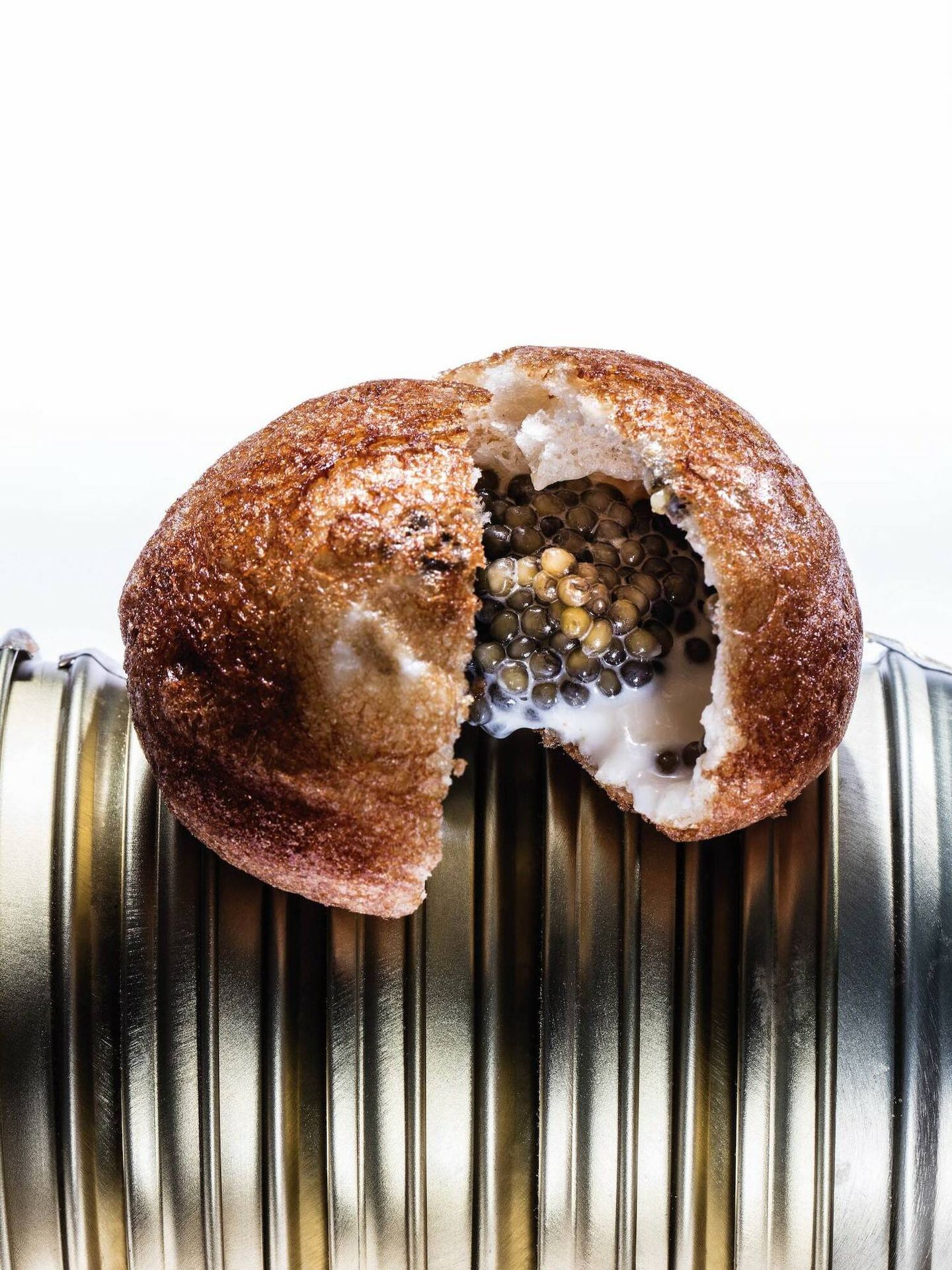 Donut panchino relleno de caviar y crema agria de Disfrutar. (Francesc Guillamet)