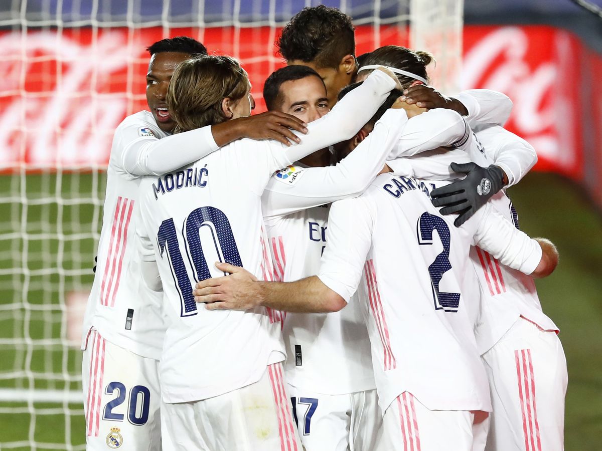 Foto: Los jugadores del Real Madrid celebran el segundo gol en el derbi. (EFE)