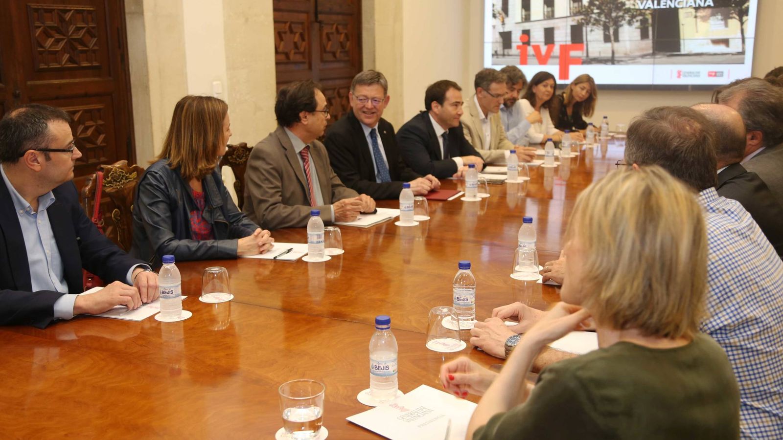 Foto: Ximo Puig, este lunes, flanqueado por Vicent Soler, Manuel Illueca y miembros del Instituto Valenciano de Finanzas. (GVA)