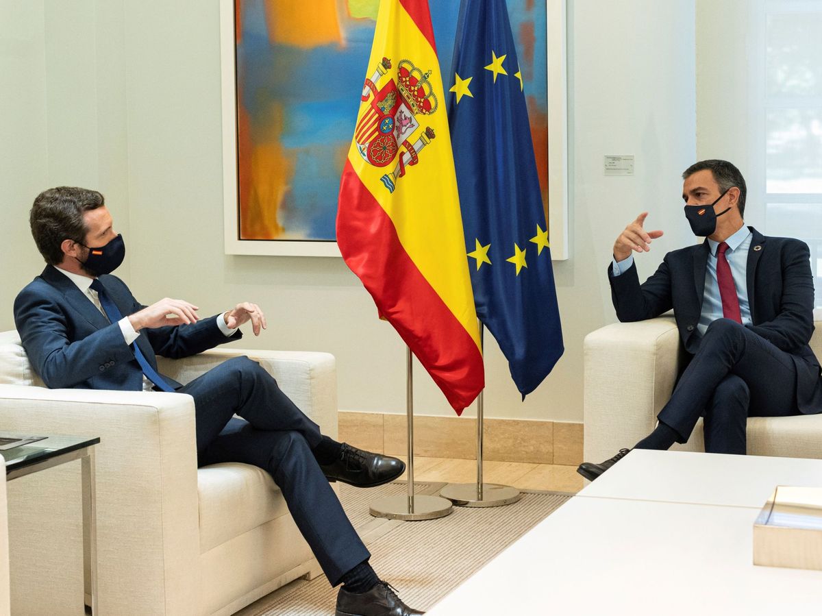 Foto: El presidente del Gobierno, Pedro Sánchez (d) durante un encuentro con el líder del PP, Pablo Casado (i) en La Moncloa. (EFE)