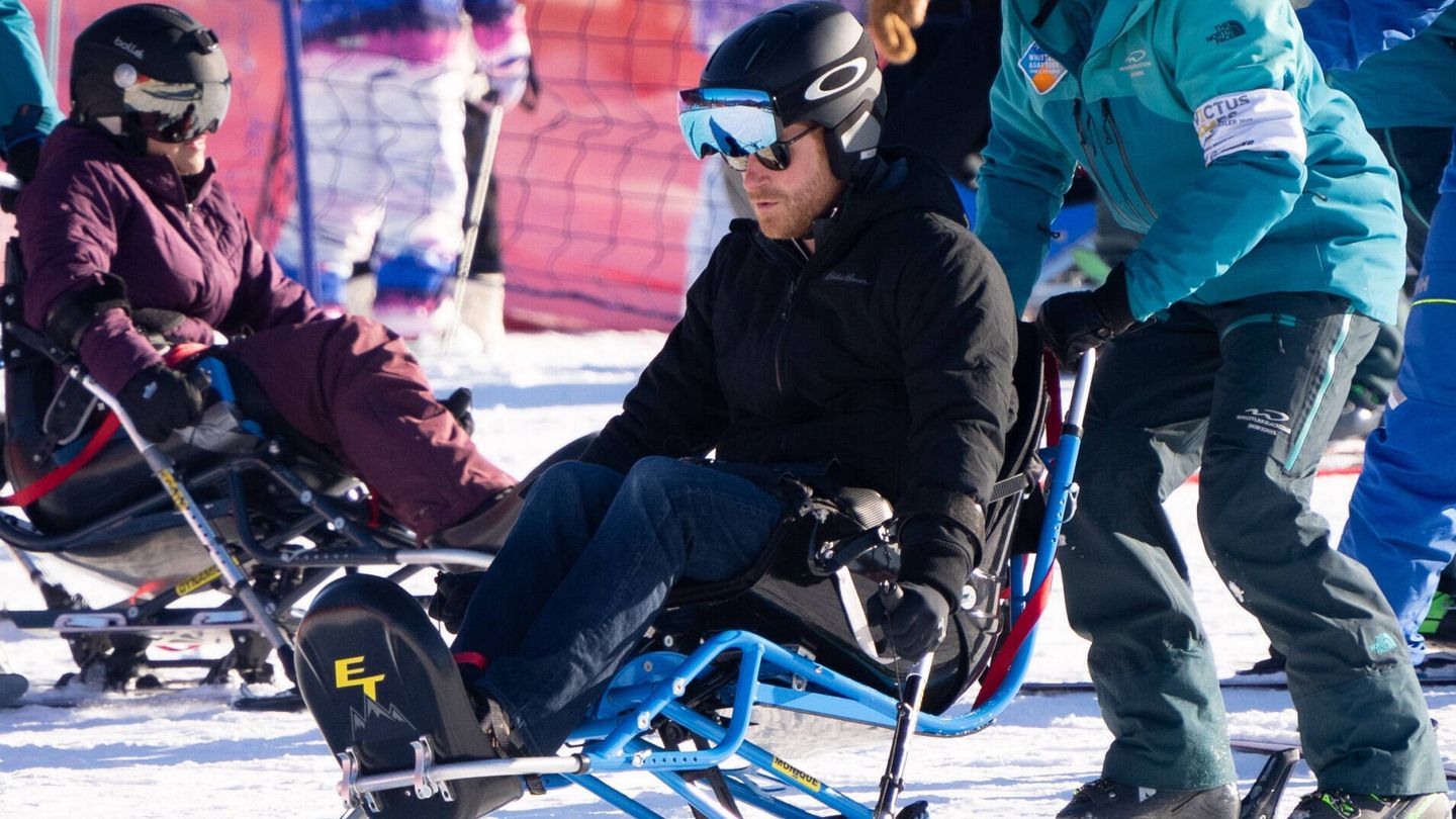 El príncipe Harry se monta en una silla de esquí para discapacitados. (Gtres)