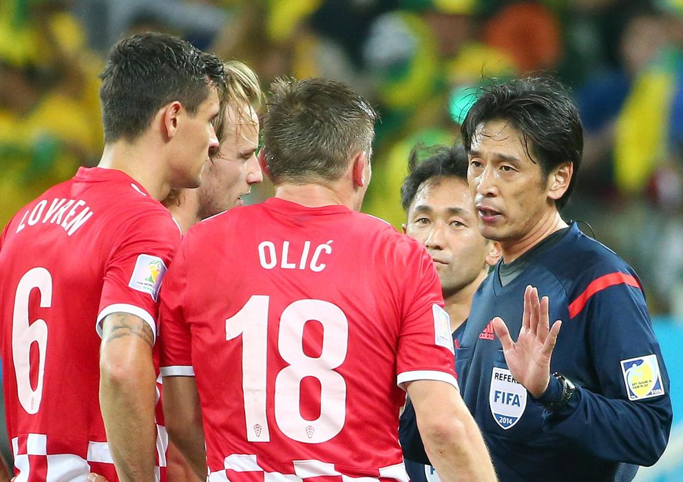 Foto: El colegiado japonés Yuichi Nishimura, protestado por varios jugadores croatas durante el partido ante Brasil.