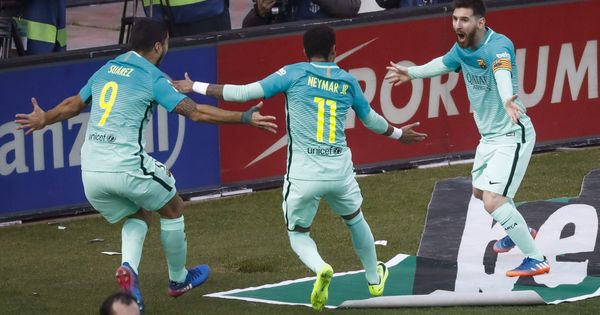 Foto: Messi (d) celebra con Neymar jr (c) y Luis Suárez un gol. (EFE)