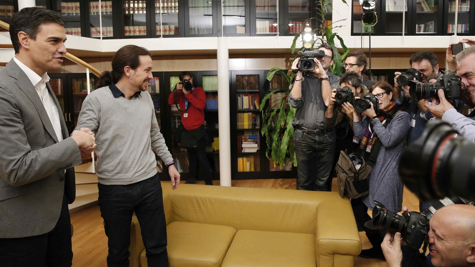 Foto: Pedro Sánchez y Pablo Iglesias se saludan ante las cámaras minutos antes de su reunión en el Congreso el pasado 5 de febrero. (EFE)