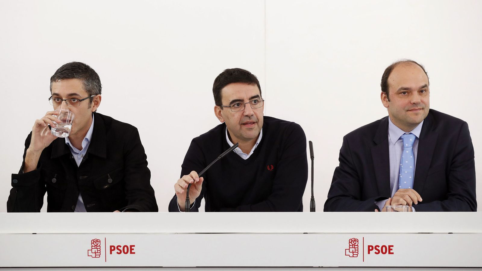 Foto: Mario Jiménez, flanqueado por los dos coordinadores de la ponencia marco, el diputado Edu Madina y el economista José Carlos Díez. (EFE)