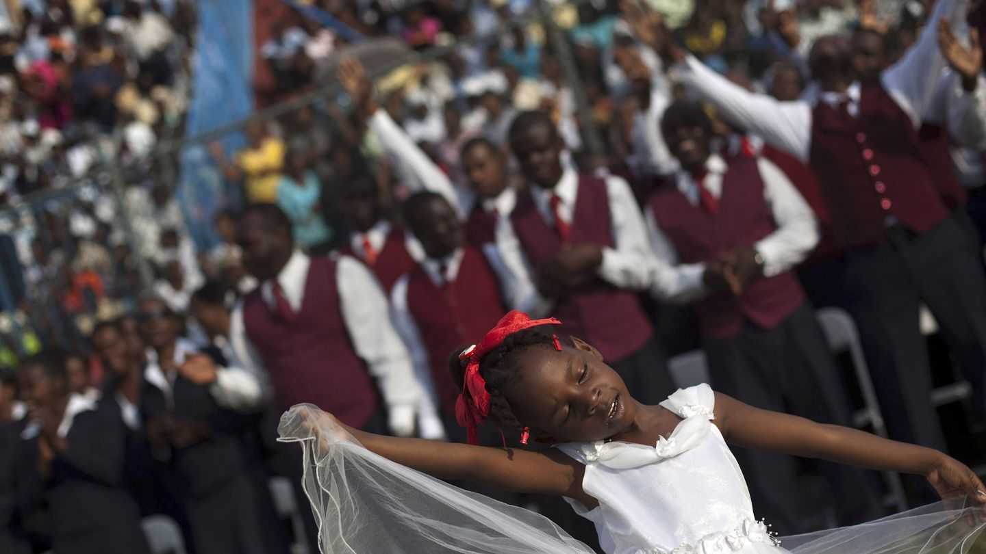 Achebelle Debora, de 6 años, baila en una ceremonia evangélica en Puerto Príncipe (Reuters).