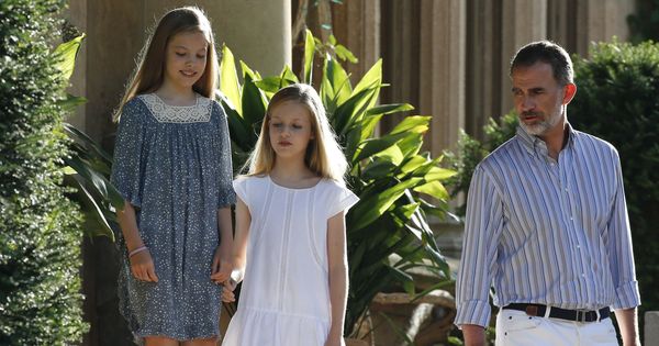 Foto: El rey Felipe junto a la princesa Leonor (c) y la infanta Sofía (i). (EFE) 