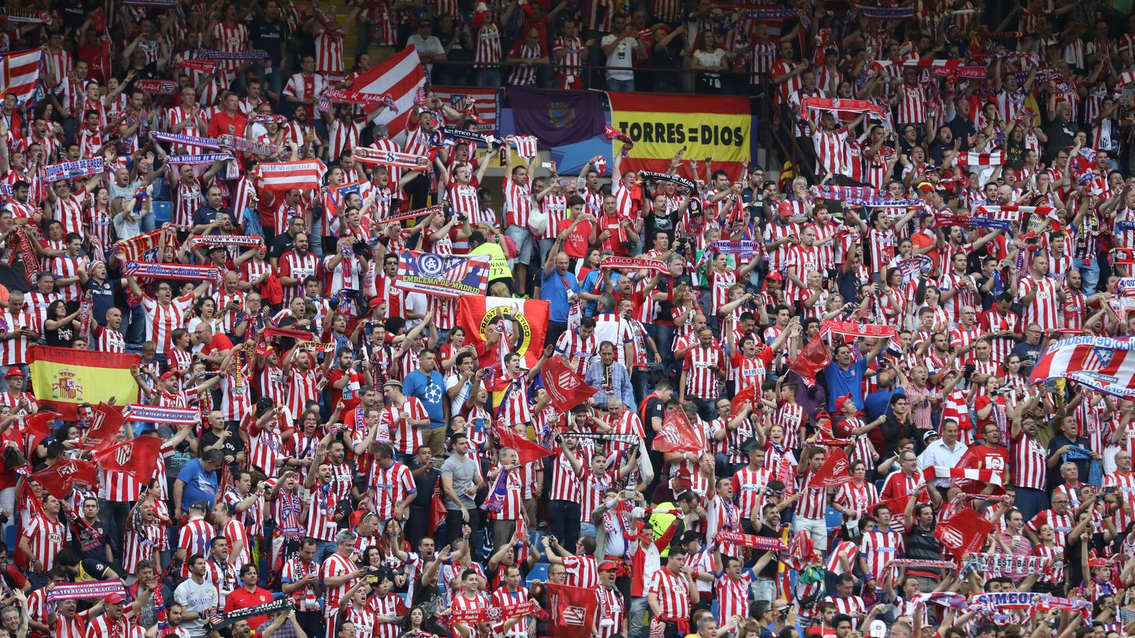 Foto: Aficionados del Atlético en San Siro (Reuters)