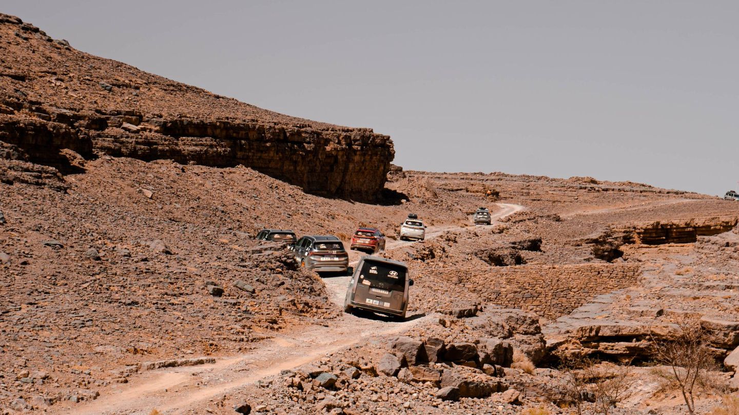 Los vehículos de la caravana de 'El Desierto de los Niños' superaron caminos en muy mal estado.