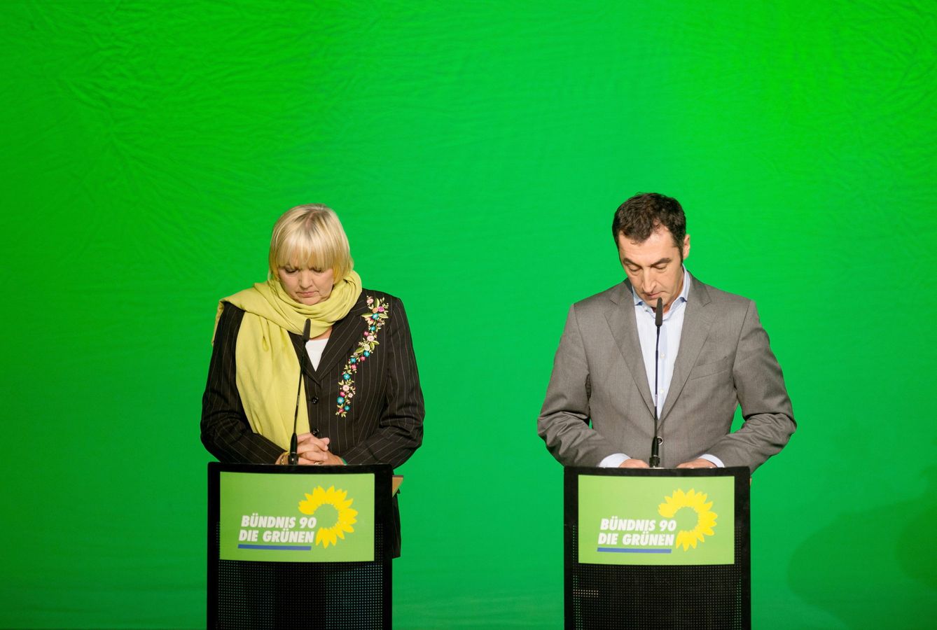 Los líderes del partido Los Verdes Claudia Roth y Cem Özdemir durante las elecciones federales de 2013, en Berlín (EFE)