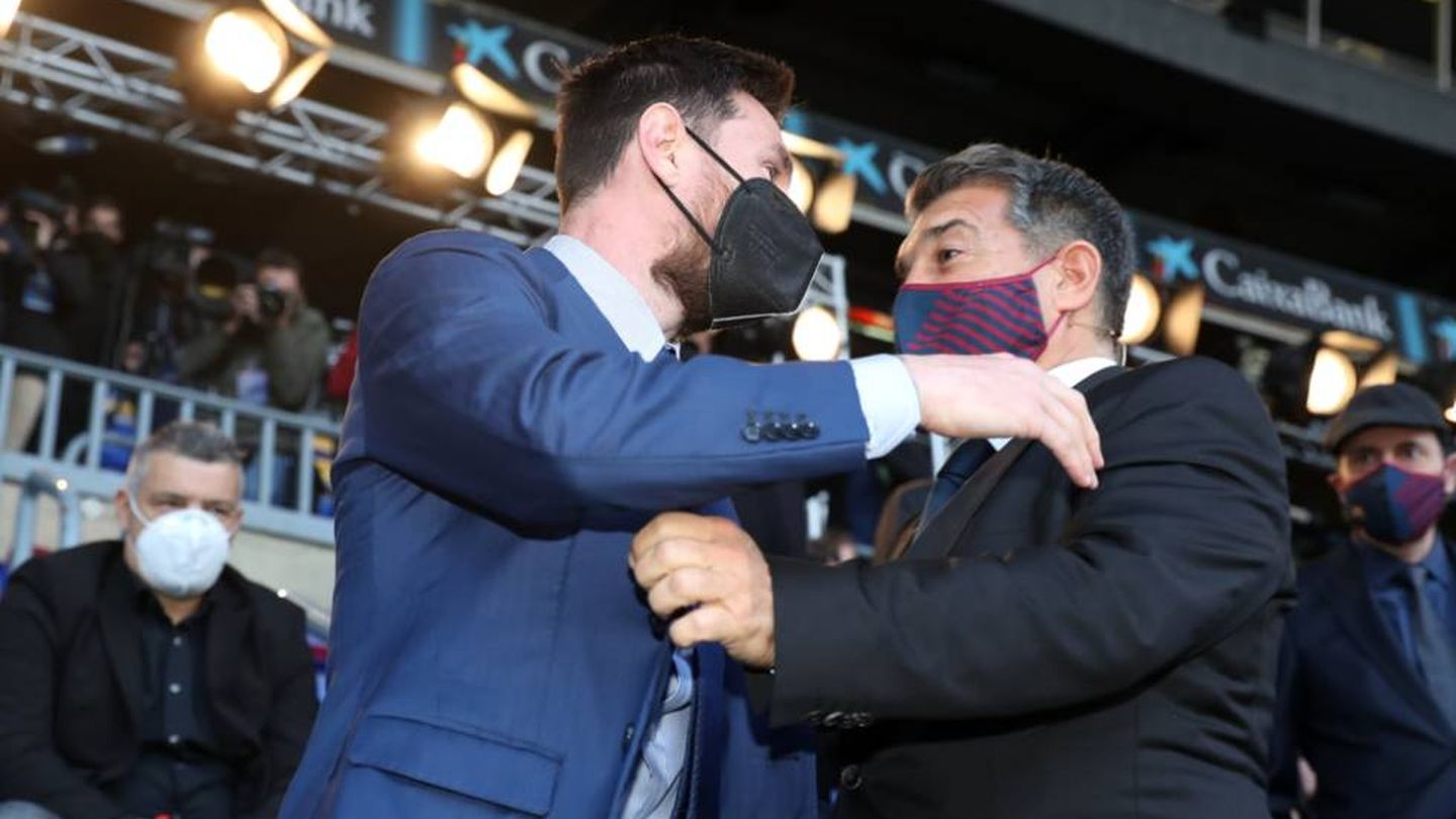 Messi junto a Laporta en el acto de investidura del presidente. (Efe)