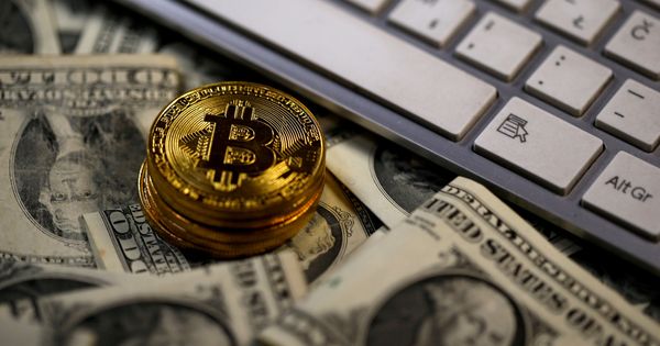 Foto: Billetes de dólar y monedas de bitcoin al lado del teclado de un ordenador. (Reuters)