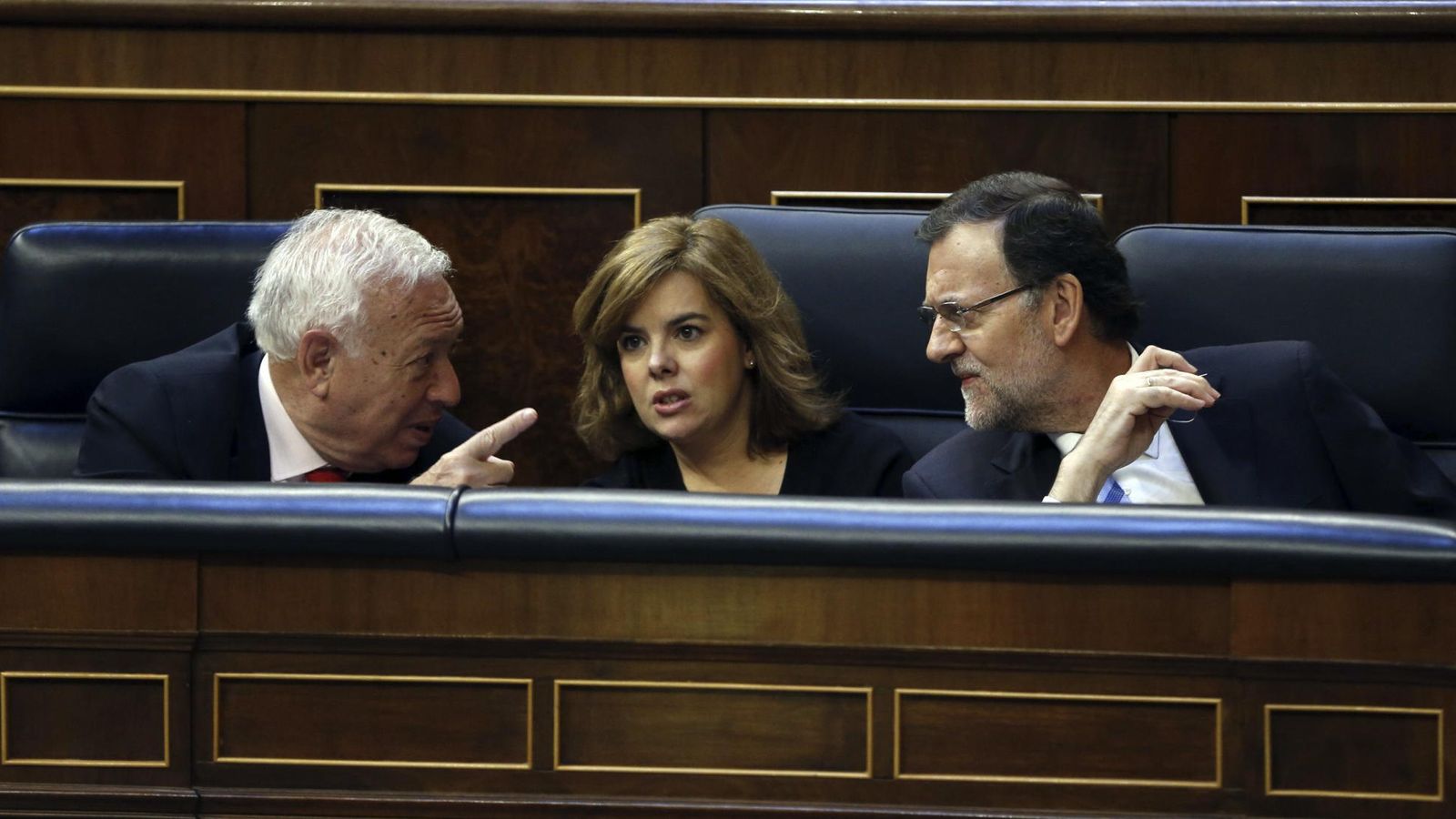 Foto: El presidente del Gobierno, Mariano Rajoy, junto a Soraya Sáenz de Santamaría y José Manuel García-Margallo. (Efe) 