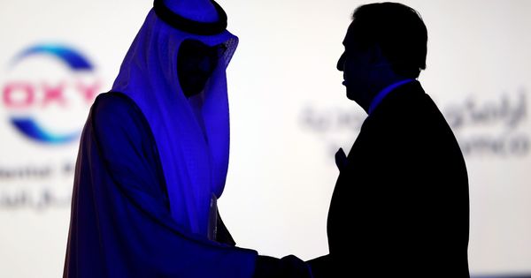 Foto: El ministro de Estado emiratí, sultán Ahmed al Jaber, estrecha la mano de un alto ejecutivo en Adipec, la mayor feria de petróleo del mundo. (EFE)