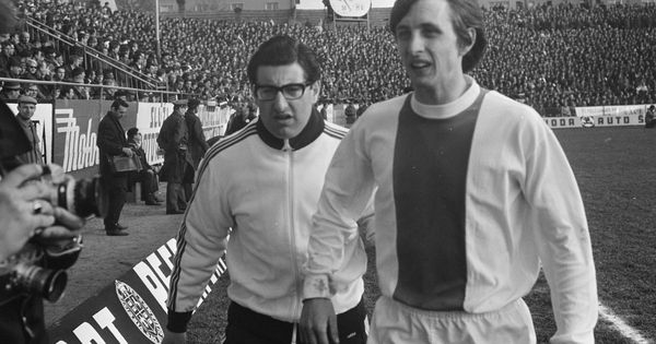 Foto: Salo Muller y Johan Cruyff en un partido del Ajax en la temporada 1968-1969. (Eric Koch - Anefo/Nationaal Archief)