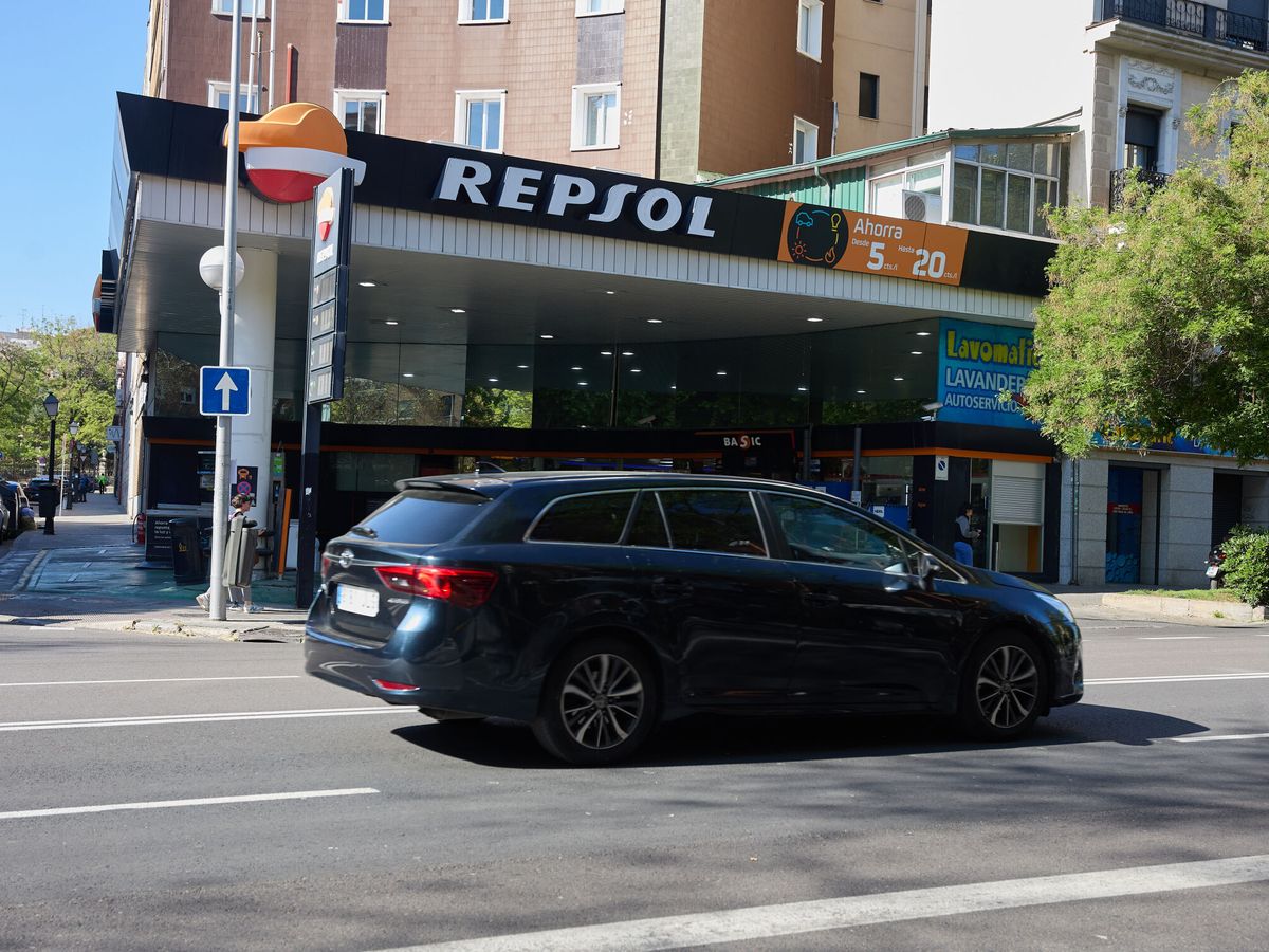 Foto: Un coche pasa delante de una gasolinera Repsol. (Jesús Hellín/Europa Press) 