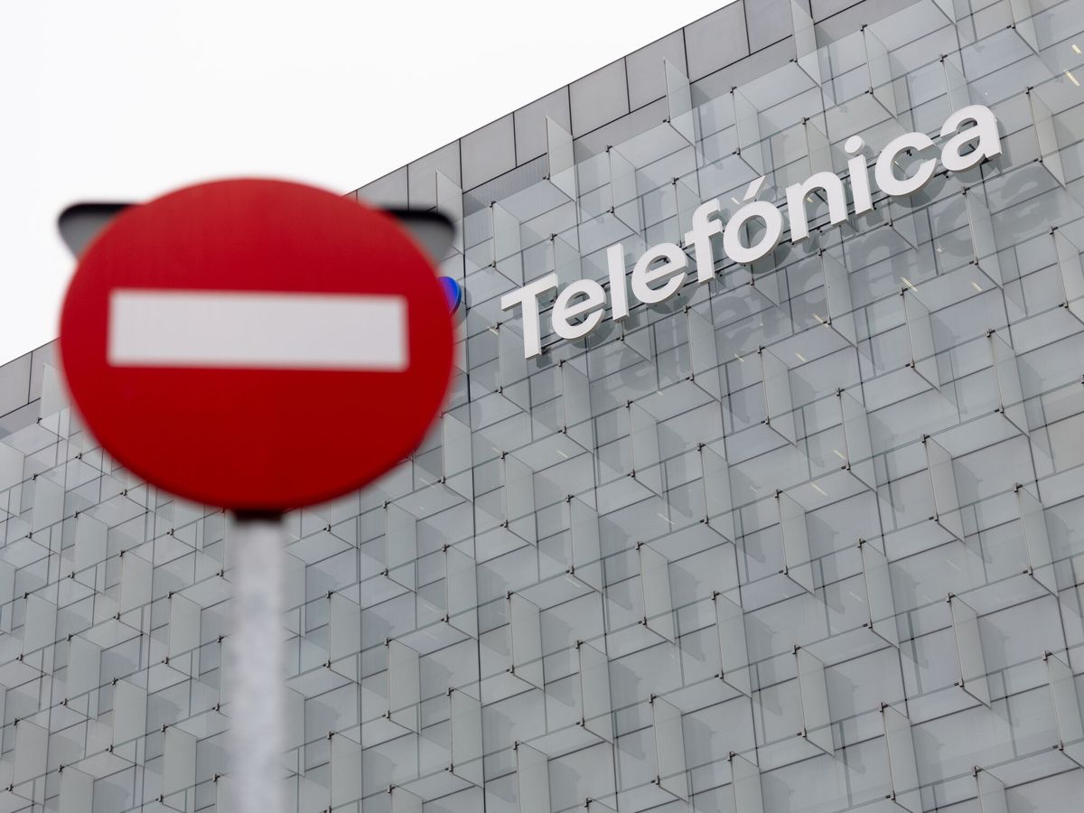 Foto: Una señal de prohibido frente a la sede de Telefónica. (Europa Press/Eduardo Parra)