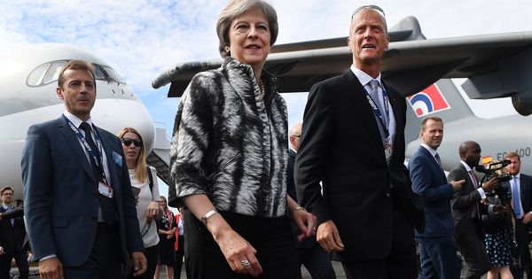 Foto: Theresa May visita el salón aeronáutico de Farnborough, este lunes, 16 de julio de 2018. (EFE)
