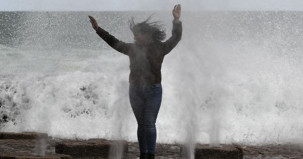 Foto: Un turista disfruta del oleaje en el Peine del Viento de San Sebastián. (EFE)