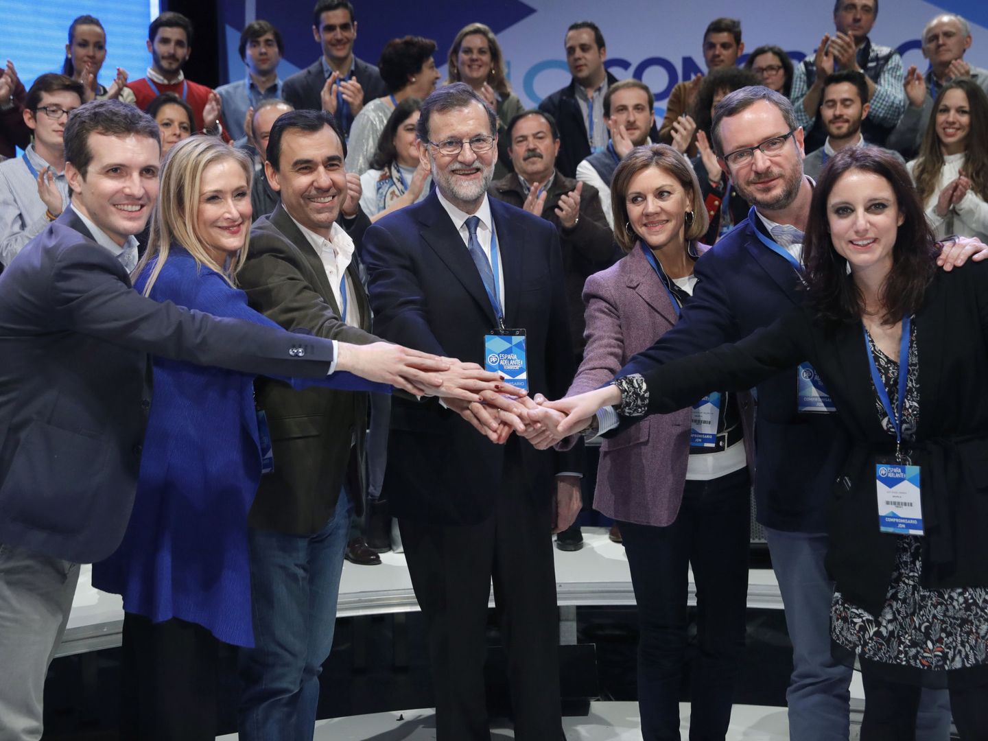 Rajoy posando junto a Cospedal, Martínez-Maíllo, Casado, Maroto, Levy y Cifuentes en una imagen de 2017. (EFE) 