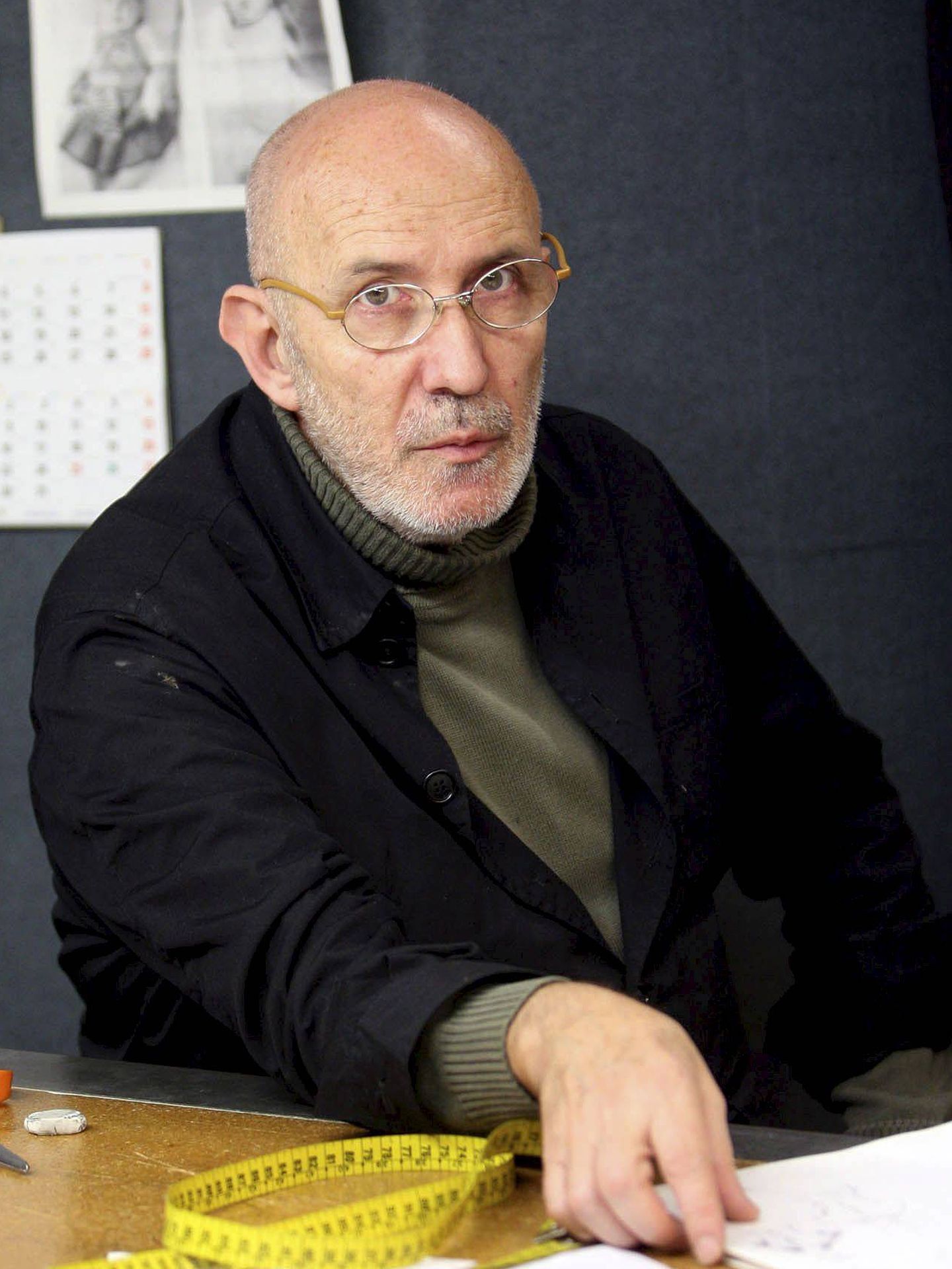 El diseñador catalán Antoni Miró, durante la entrevista que concedió a EFE. (EFE/Albert Olivé)