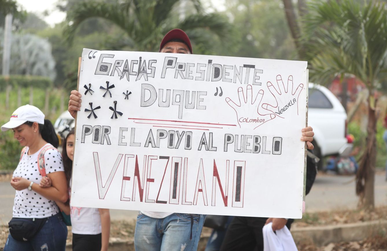 Venezolanos agradecen la ayuda de Colombia en la frontera de Cúcuta. (EFE)