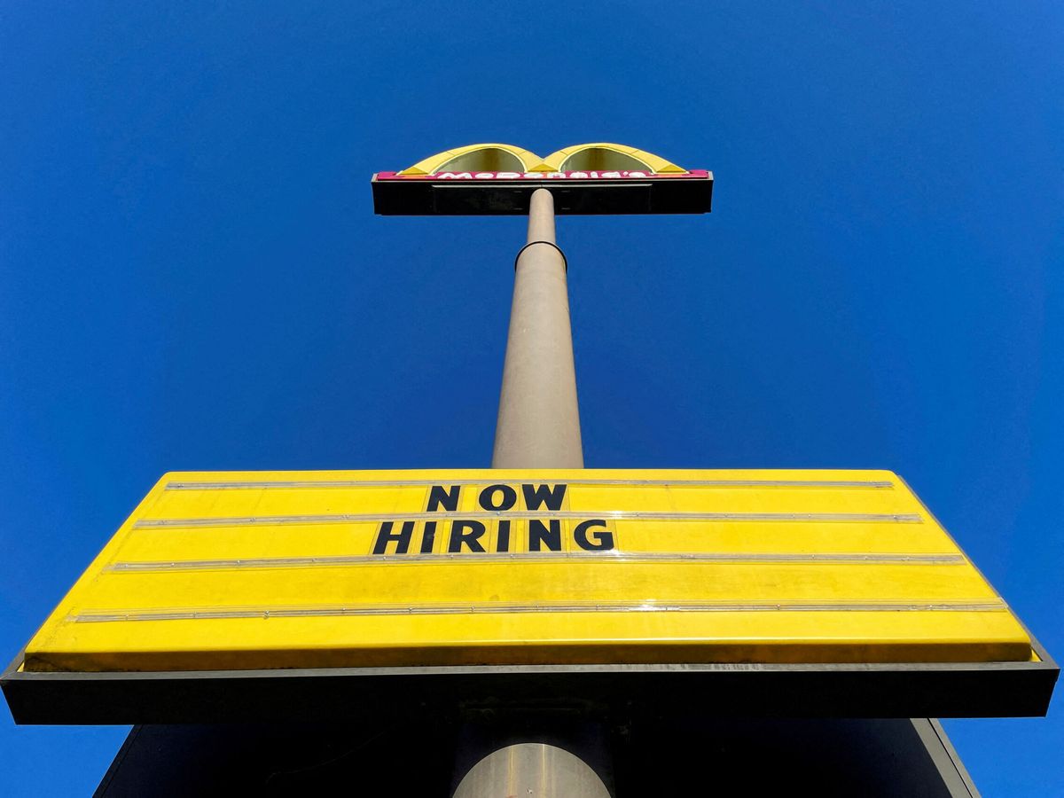 Foto: Un cartel fuera de un restaurante McDonalds dice "Ahora contratando". (Reuters/Brian Snyder)