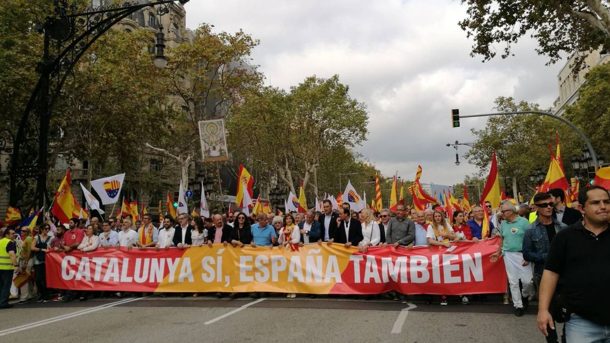 Miles de personas celebran en Barcelona el Día de la Hispanidad 