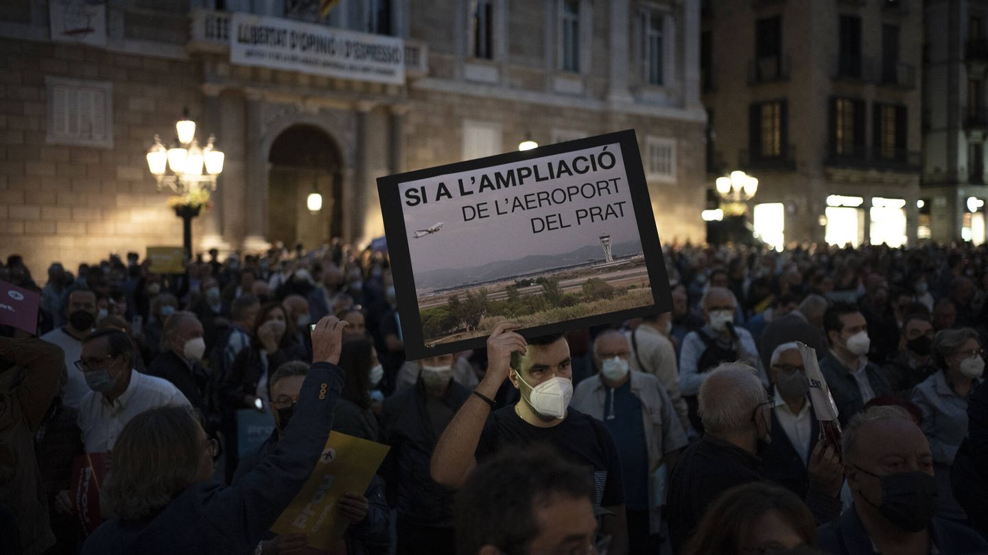 Manifestación a favor de la ampliación del Prat. (Joan Mateu Parra)